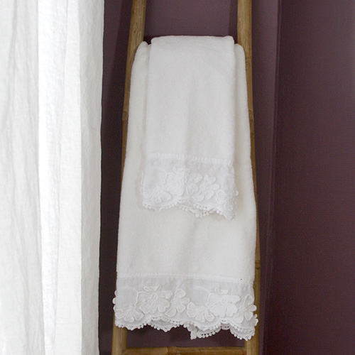 Petali Handtuch aus Frottee in weiß