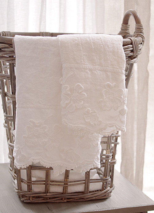 Petali Handtuch aus Leinen in weiß